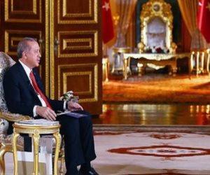 فوق أموال الفقراء.. «أردوغان» يصنع عرشا من الذهب على طريقة «حريم السلطان» (صور)