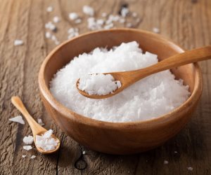 خبراء صحة وتغذية ينصحون بتقليل الملح في الطعام لصحة القلب  