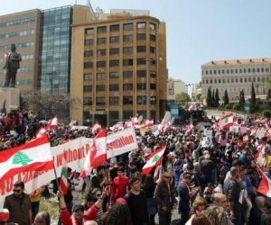 قانون لزيادة الضرائب يشتعل الاحتجاجات في لبنان