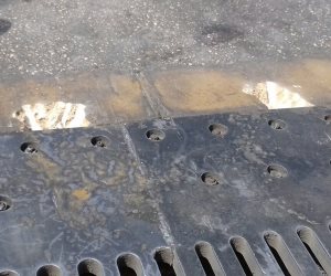غرفه عمليات المرور تحذر من كسر فاصل معدني بكوبرى شمال طرة