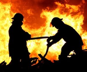 الحماية المدنية تسيطر على حريق نشب بمصنع أخشاب في أكتوبر