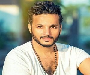 إيساف لـ «صوت الأمة»: ابتعدت لأني لا أستطيع الغناء وأحوال مصر سيئة.. ومثلت الحب على «موديل» في استوديو بالعبور