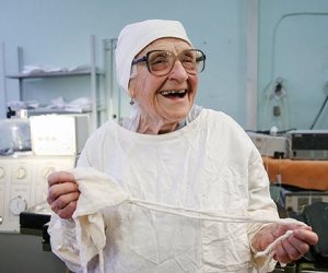 لسة الأماني ممكنة .. طبيبة عمرها 90 سنة تساعد زملائها فى 4 عمليات جراحية
