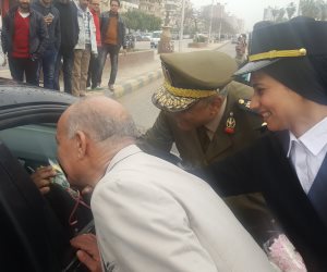 الشرطة تشارك السيدات الاحتفال بعيد الأم بالورود في بنها 