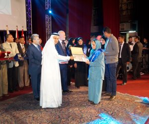 «بن راشد» يكرم الأم المثالية في جامعة القاهرة (صور)