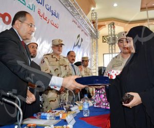 محافظ سوهاج يكرم 90 من أمهات وأسر شهداء الجيش والشرطة 