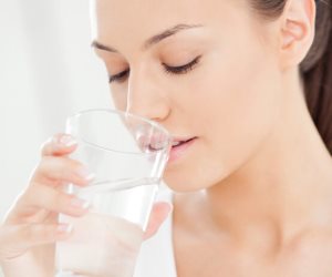 خمس مؤشرات تدل على نقص الماء في جسمك منهم العطش والصداع