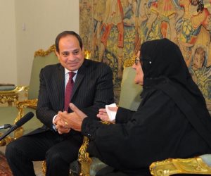 السيسي يستقبل سيدة تبرعت بـ200 ألف جنيه لصندوق «تحيا مصر»