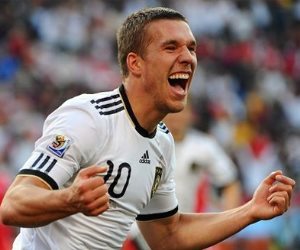 بالفيديو.. بودولسكى يتقدم لألمانيا في شباك إنجلترا فى مباراة اعتزاله