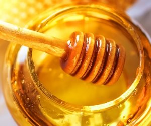 فوائد لتناول عسل النحل بعد الاستيقاظ صباحا وقبل النوم .. يطهر الأمعاء ويقاوم البكتيريا والفيروسات