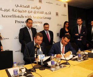 وزير الإسكان يشهد توقيع عقد إنشاء فندق "فيرمونت" بـ6 أكتوبر على أراضى الشراكة بين الوزارة ومجموعة عربية