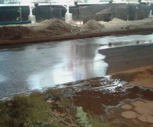زحام مروري بسبب كسر ماسورة مياه بشارع فيصل 