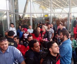 زوجات لاعبي الأهلي في استقبال أبطال الطائرة بالمطار