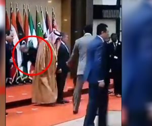 سقوط الرئيس اللبناني أرضا أثناء التقاط صورة تذكارية لقادة القمة العربية (فيديو)