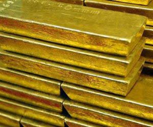 الذهب يتراجع مع ارتفاع الدولار وسط ضبابية في بريطانيا بعد الانتخابات