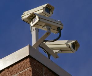 وفقا للقانون.. إلزام المحال التجارية بتركيب كاميرات مراقبة