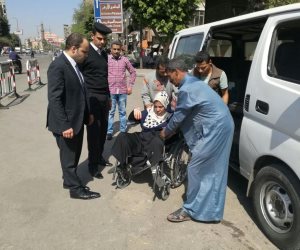 النجدة تستجيب لبلاغ مواطن وتنقل زوجته المريضة إلى المستشفى (صور)
