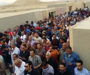 محافظ السويس يودع كابتن غزالي في جنازة مهيبة (صور)