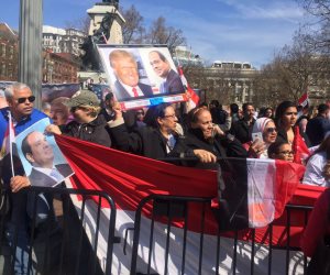 الجالية المصرية تحتشد أمام البيت الأبيض قبل لقاء السيسي بترامب (فيديو وصور)