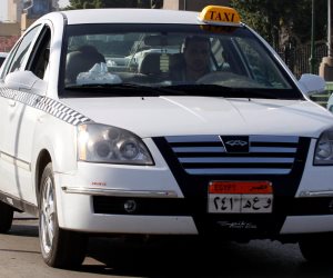 القبض علي سائق تاكسي صدم مواطنا بعد خلاف على الأجرة