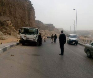 سقوط صخرة من جبل المقطم وراء توقف المرور بالطريق المتجه إلى صلاح سالم