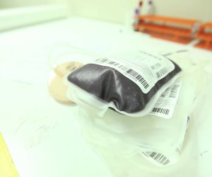 مدير خدمات نقل الدم: المستشفيات الخاصة تبيعه بـ700 جنيه وتحصل عليه مدعمًا بـ90