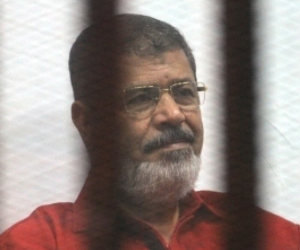 بدء محاكمة محمد مرسي و24 آخرين في «إهانة السلطة القضائية» 