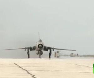 شاهد.. المقاتلات السورية تقلع من مطار «الشعيرات» بعد القصف الأمريكي (فيديو)