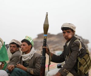  انتهاكات جديدة لجماعة الحوثي.. قصفا صاروخيا على تجمعات للجيش السعودي
