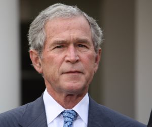 في الذكرى العاشرة لضرب جورج بوش بالحذاء.. ماذا قالت واشنطن بوست عن واقعة؟ 