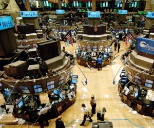 الأسهم الأمريكية تغلق منخفضة خلال تعاملات اليوم بعد إقالة «ستيف بانون»