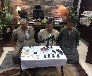 القبض على عصابة من 3 أفراد تروج للمواد المخدرة في سوهاج (فيديو)