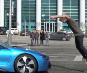 شاب روسي يقفز فوق سيارة Bmw I8 أثناء سيرها (فيديو)