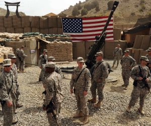 اعتداء متكرر.. الاستخبارات الأمريكية تفتح تحقيقاً حول تعدي 3 أفغان على "جندية" 
