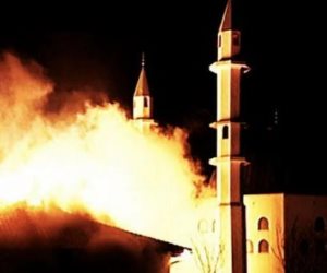 مجهول يضرم النيران في مسجد بالجزائر ويصيب 71 مصليا