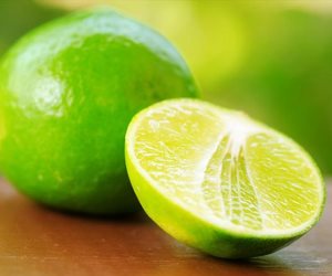 مهدئ للأعصاب وطارد للذباب و الناموس .. 7 فوائد لوضع شرائح الليمون في غرفتك ليلا