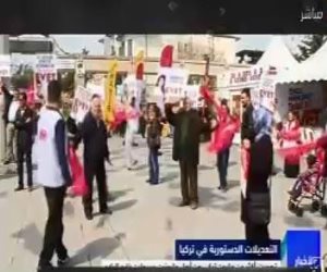 شاهد.. رقص الإخوانيات أمام اللجان في تركيا 