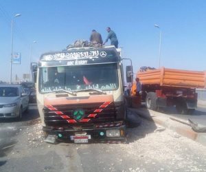 جهود مكثفة لرفع آثار الحادث المروري أعلى كوبري سوهاج العلوي (صور)