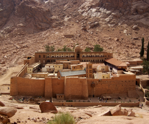 دير سانت كاترين.. الصليب والهلال يلتقيان في قلب جبال سيناء (صور)