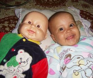 بالصور .. آباء ينشرون صور لدميات تشبه أطفالهم بطريقة متطابقة