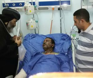 الأنبا تادرس يزور مصابي التفجيرات الإرهابية في مستشفى الجلاء (صور)