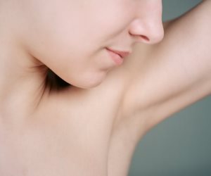 نصائح للتخلص من اللون الداكن تحت الإبط .عدم ارتداء الملابس الضيقة والصناعية 