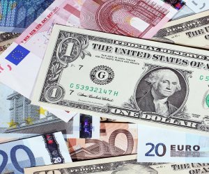 الدولار ينخفض في الأسواق العالمية واليورو قبل انتخابات الرئاسة الفرنسية