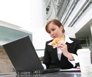 7 نصائح للاستمتاع بحياة صحية أثناء العمل.. بلاش الأكل على المكتب