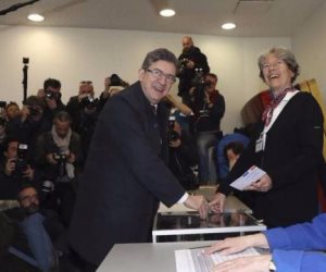 الانتخابات الفرنسية.. المرشح الرئاسي «ميلينشون» يدلي بصوته