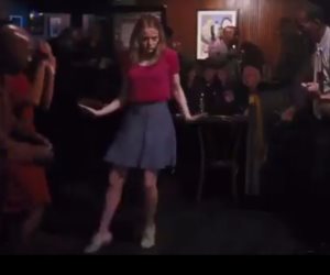 أبطال la la land يرقصون على أنغام مهرجان شعبي (فيديو)