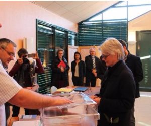 الانتخابات الفرنسية.. زوجة المرشح فرنسوا فيون في مكتب الاقتراع (فيديو)