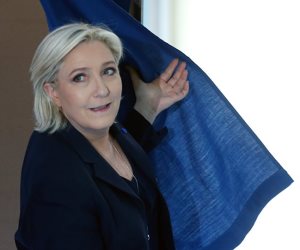 المرشحة مارين لوبان تدلي بصوتها في الانتخابات الفرنسية