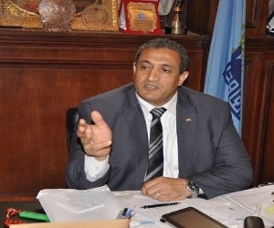 نائب محافظ القاهرة يسلم الباعة عقود باكيات سوق الزواية الحمراء (صور)