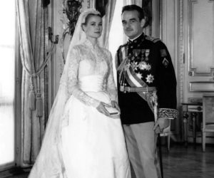 بمناسبه عيد زواج أمير موناكو.. أجمل فساتين زفاف الأميرات والملكات خلال العقود الماضية